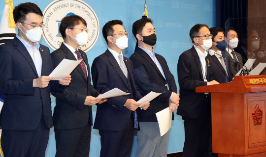 민주당 법사위원들이 7일 국회 소통관에서 '고발 사주' 의혹 제보자인 조성은 씨와 국민의힘 김웅 의원 간 통화 녹음 파일 관련 기자회견을 하고 있다. 국회사진기자단=연합뉴스